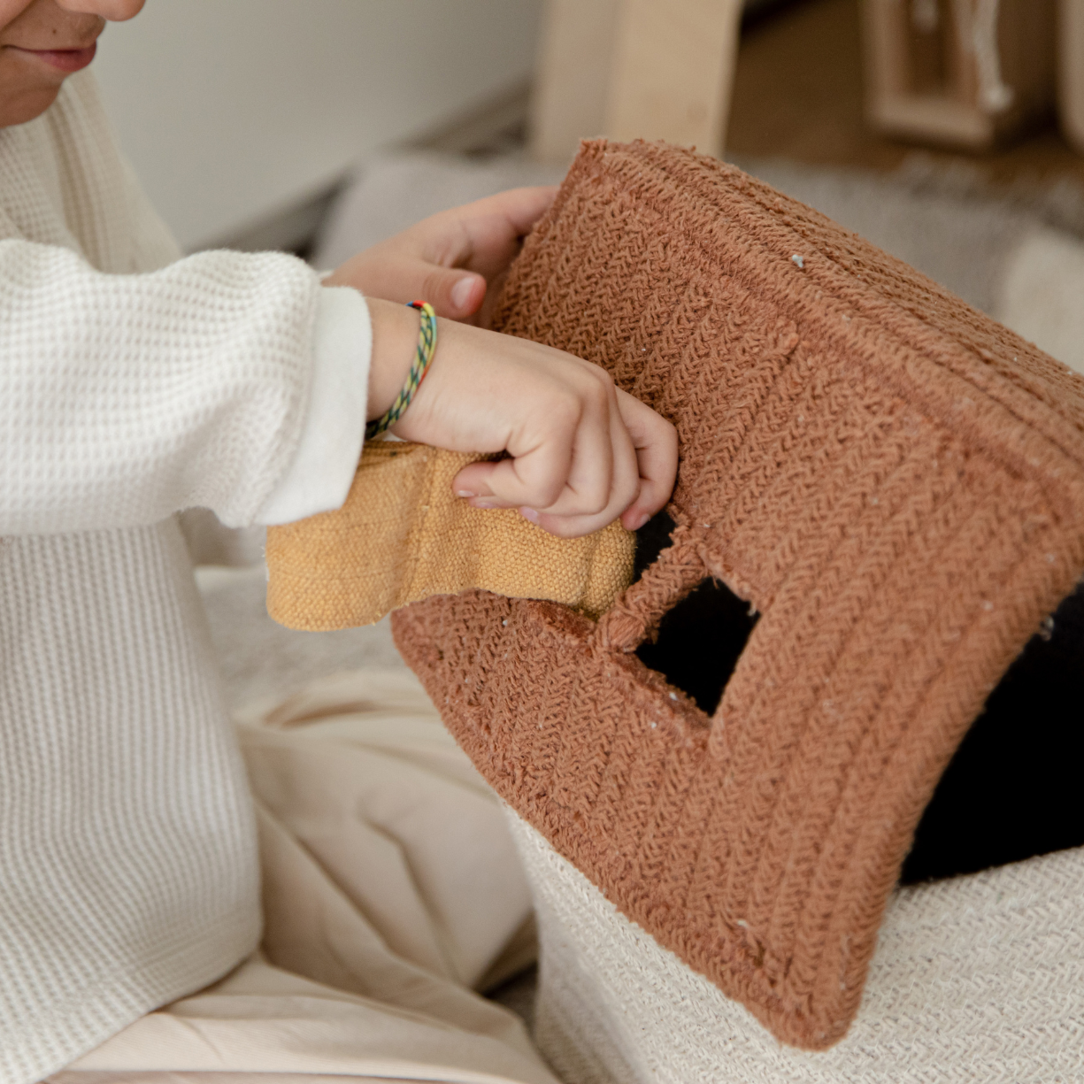 Basket House Toffee - Huisvormige opbergmand - Naturel & bruin - Lorena Canals - productfoto - afbeelding 3