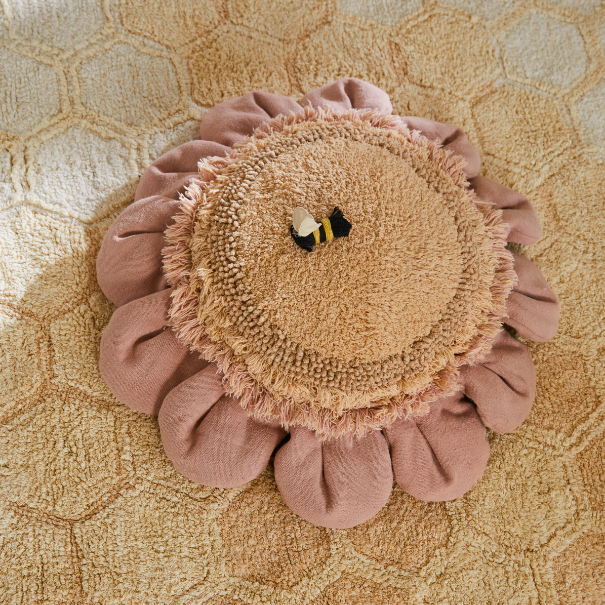 Floor Cushion Pink Daisy - Bloemvormig vloerkussen - Ø 70 cm - Lorena Canals - productfoto