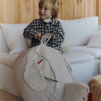 Pouf Chicken – Kinderpoef Mamma Chicken – 60 × 40 × 44 cm – Lorena Canals