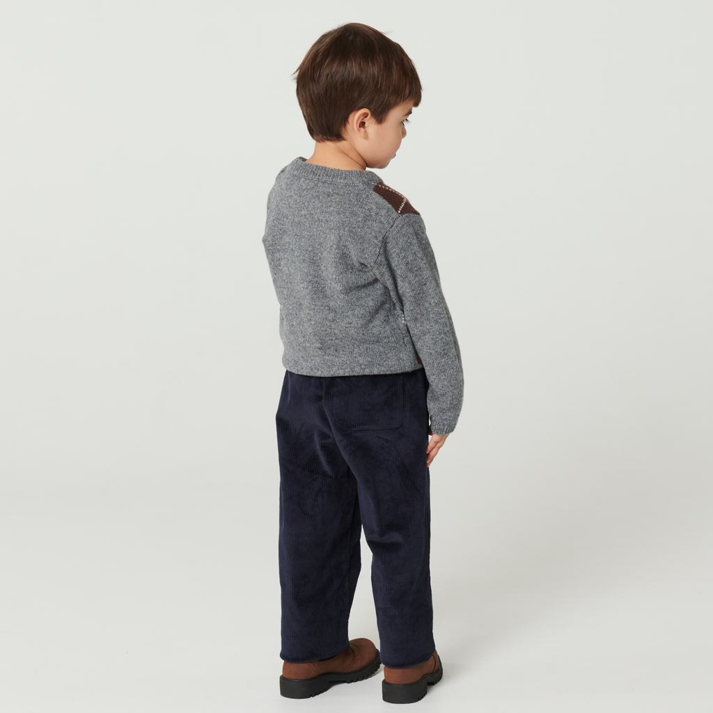 Pull en maille à carreaux - Pull Argyle - Laine d'agneau - Couleurs de Copenhague - Dos d'un enfant portant un pantalon long