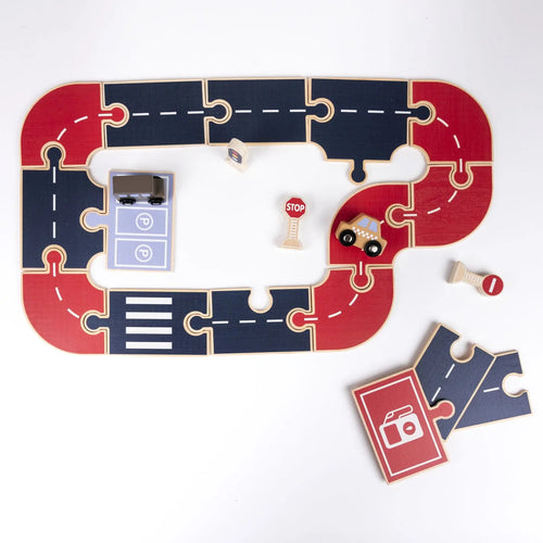Auto's op de Weg – Egmont Toys: Draufsicht auf die Spielbahn mit Holzautos und Zubehör.