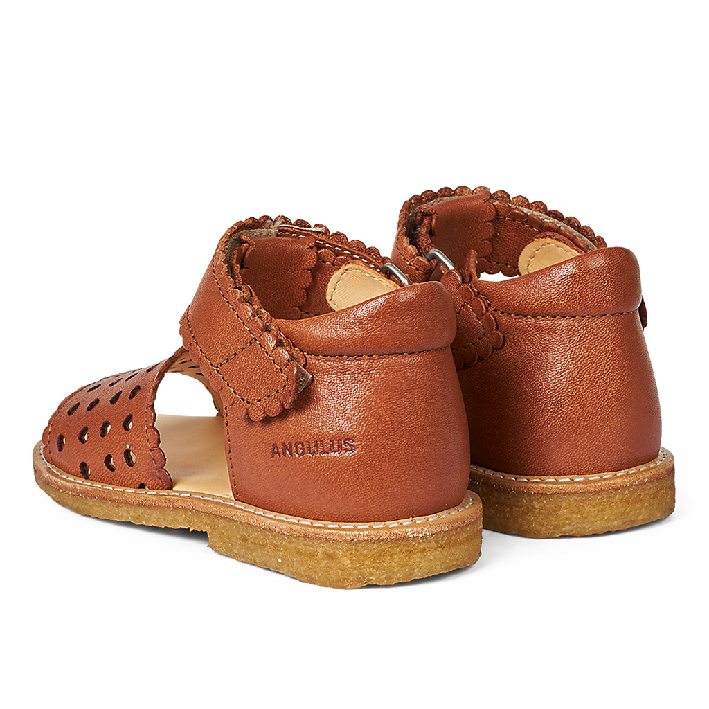 Angulus - Open teen sandaal met mini-hartjes en klittenband - Cognac - 100% Chroomvrij Leer - achteraanzicht