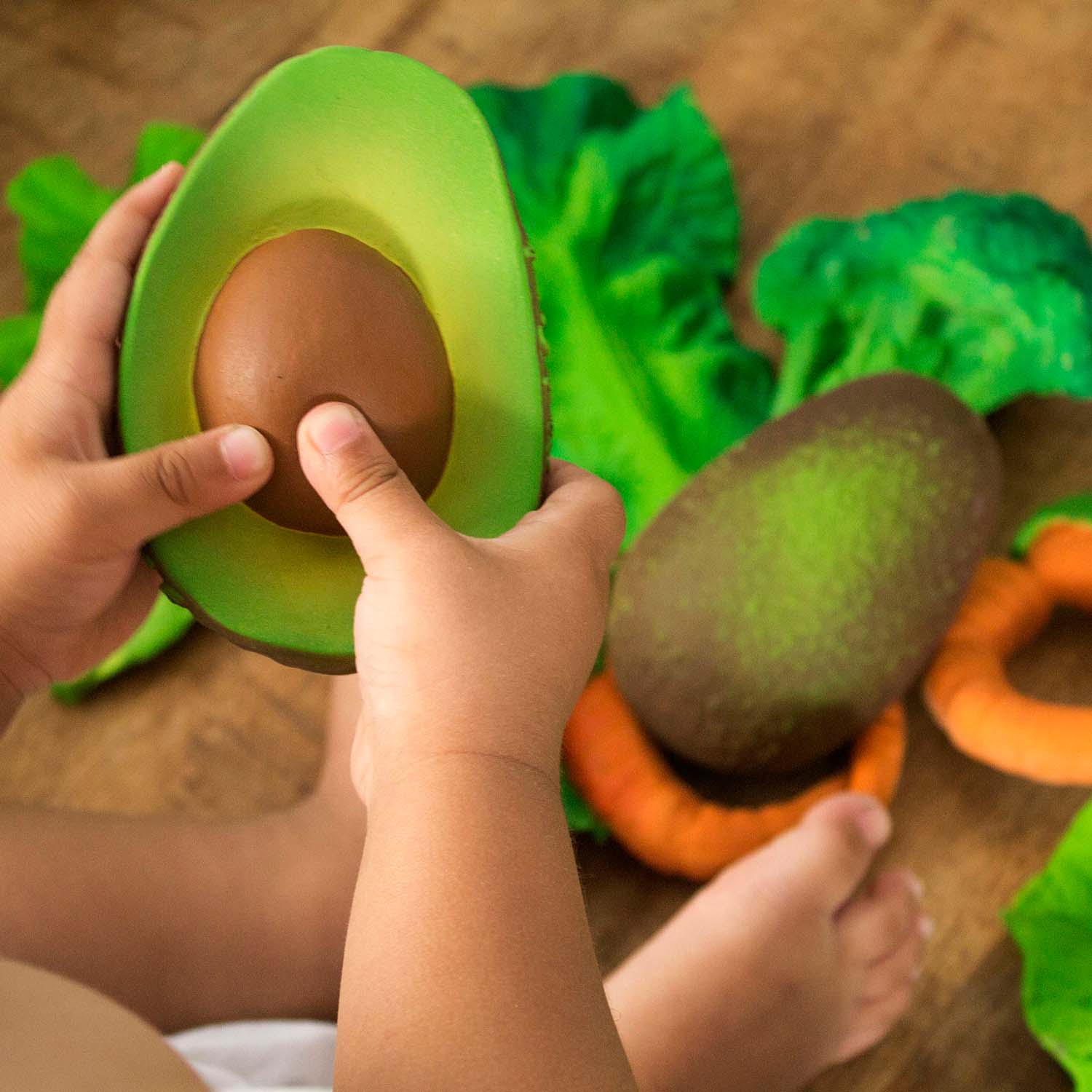 Bijtring & badspeeltje Arnold the Avocado - Natuurrubber - Oli & Carol - productfoto - afbeelding 7