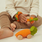 Speelgoedauto Cathy the Carrot met garage & racebaan - 0+ jaar - Natuurrubber & FSC-hout - Oli & Carol - productfoto - afbeelding 2