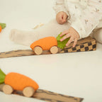 Speelgoedauto Cathy the Carrot met garage & racebaan - 0+ jaar - Natuurrubber & FSC-hout - Oli & Carol - productfoto - afbeelding 7