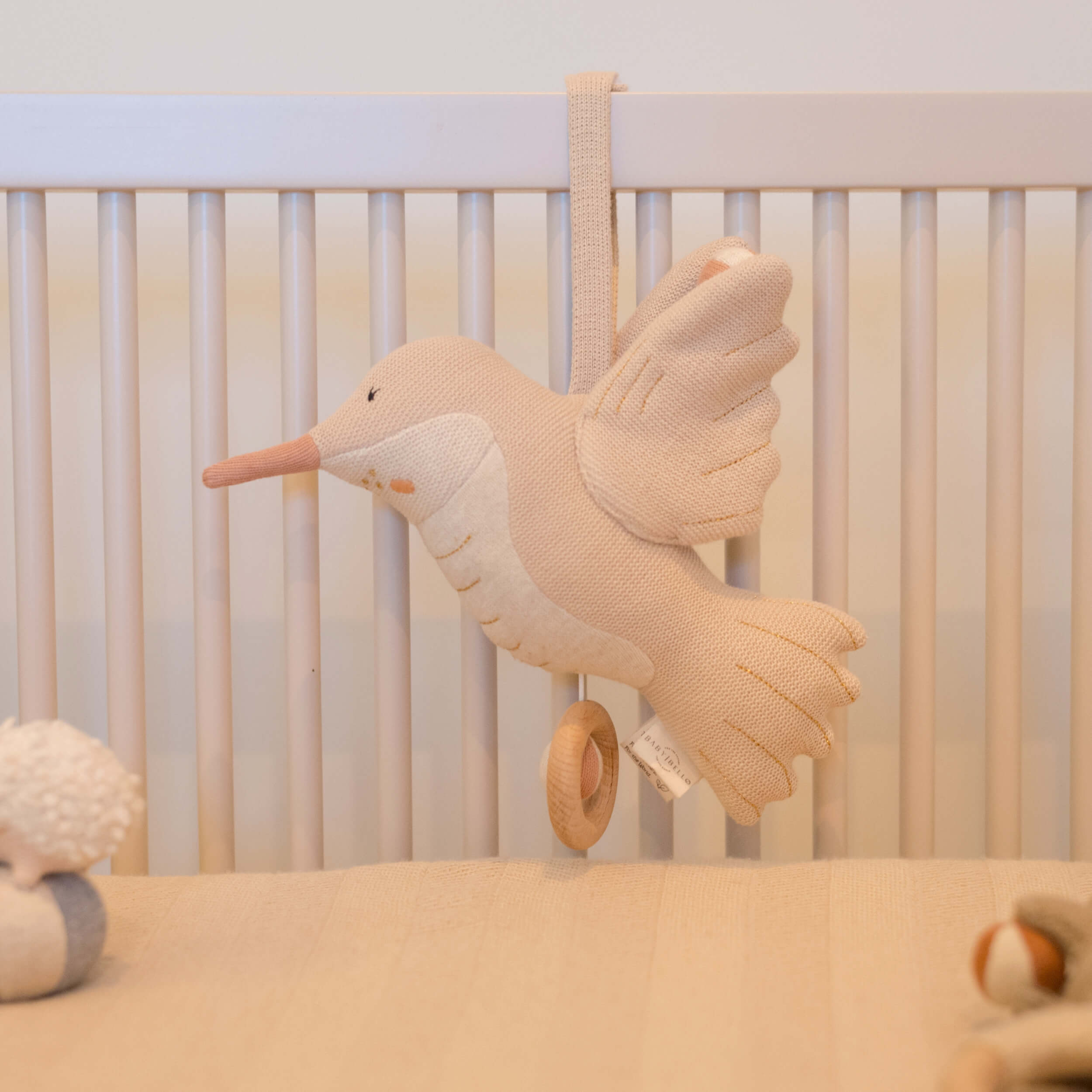Baby Bello - Muziekmobiel baby - Haley de Kolibrie - 100% Biologisch Katoen - lifestyle