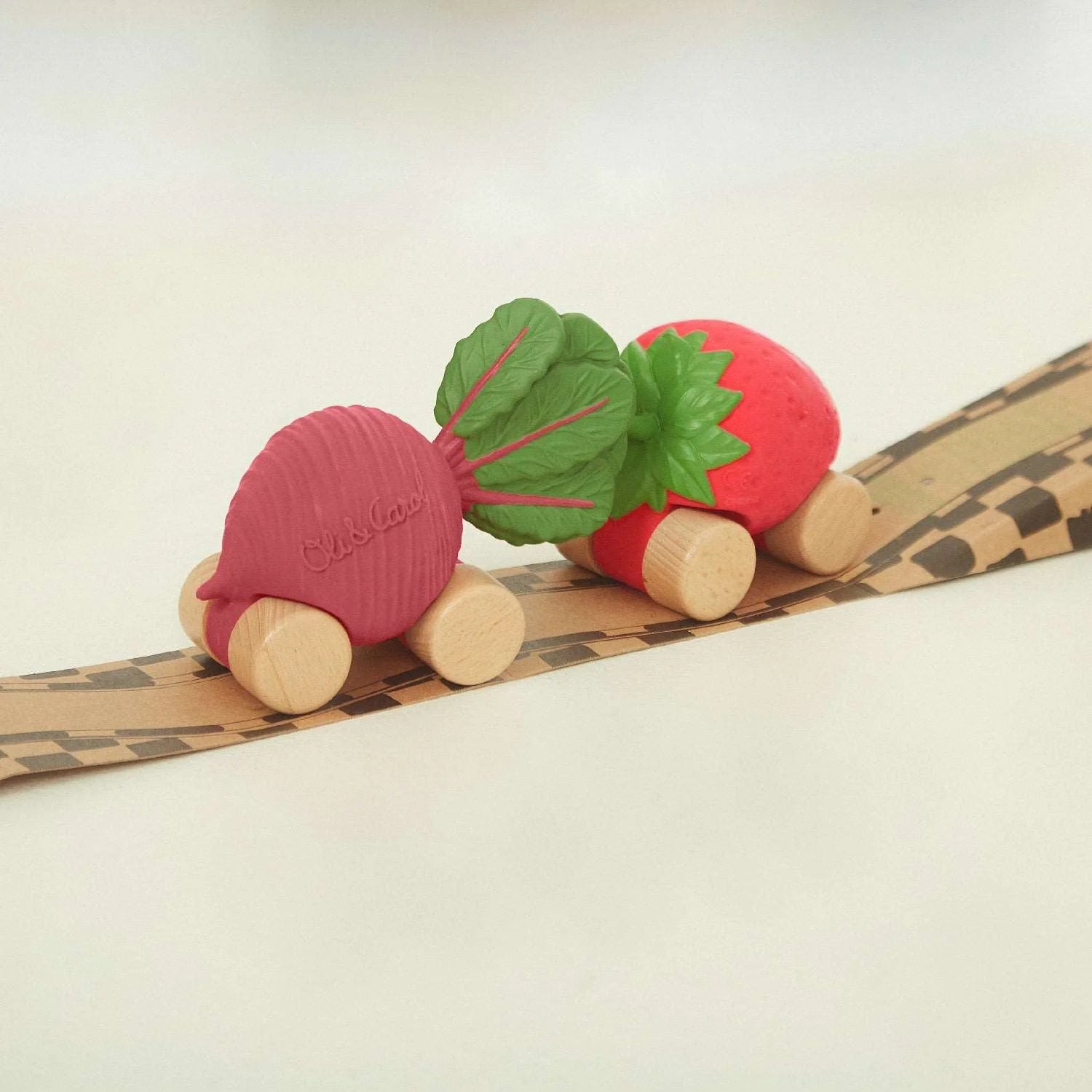 Speelgoedauto Betty the Beetroot met garage & racebaan - Natuurrubber & FSC-hout - Oli & Carol - productfoto - afbeelding 3