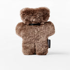 FLATOUTbear Original - 100% Australische schapenvacht - Knuffelbeer chocolate achter
