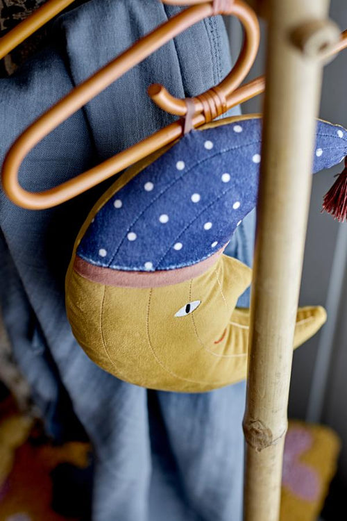 Aranya Hanger Nature – Bloomingville MINI: Detailansicht eines Bügels an einer hölzernen Kleiderstange.