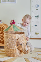 Bobo Basket Nature – Olifant opbergmand met deksel – Bloomingville MINI: kind met de olifantenmand op de vloer.
