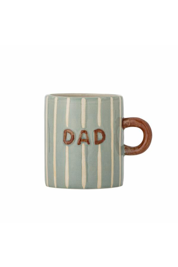 Cherish Mug Blue – Mug en céramique peint à la main avec Dad – Bloomingville : vue du produit détouré avec l'inscription Dad.