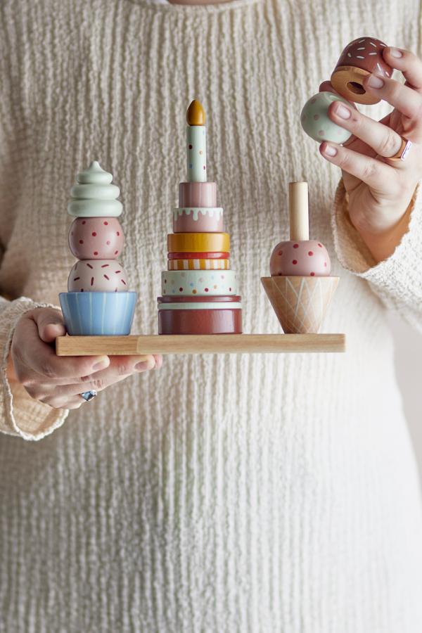 Celebrate Activity Toy – Bloomingville MINI: close-up of a hand placing a piece on a stack.