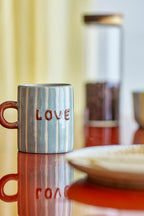 Cherish Mug Blue – Mug en céramique peint à la main avec Dad – Bloomingville : mug bleu sur une table avec l'inscription Love.