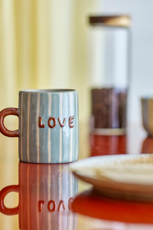 Cherish Mug Blue – Mug en céramique peint à la main avec Dad – Bloomingville : mug bleu sur une table avec l'inscription Love.