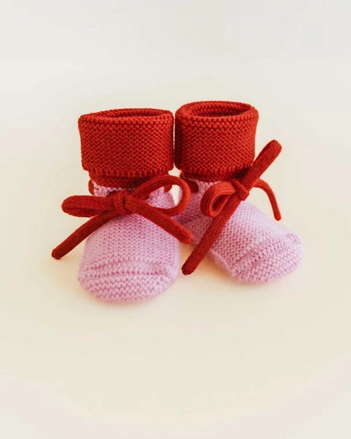 Booties – Babyschuhe – HVID: rot-rosa Strickschühchen mit Bindeband.