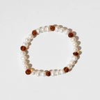 Pearly Caramel Bracelet – Bracelet pour femme avec perles d'eau douce et ambre caramel – Nirrimis