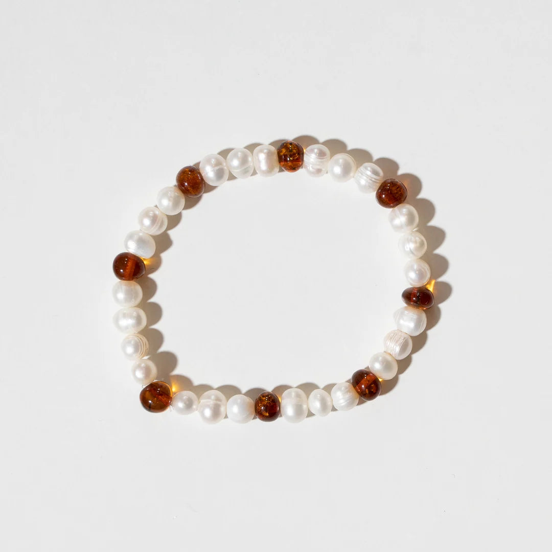 Pearly Caramel Bracelet – Damenarmband mit Süßwasserperlen und karamellfarbenem Bernstein – Nirrimis