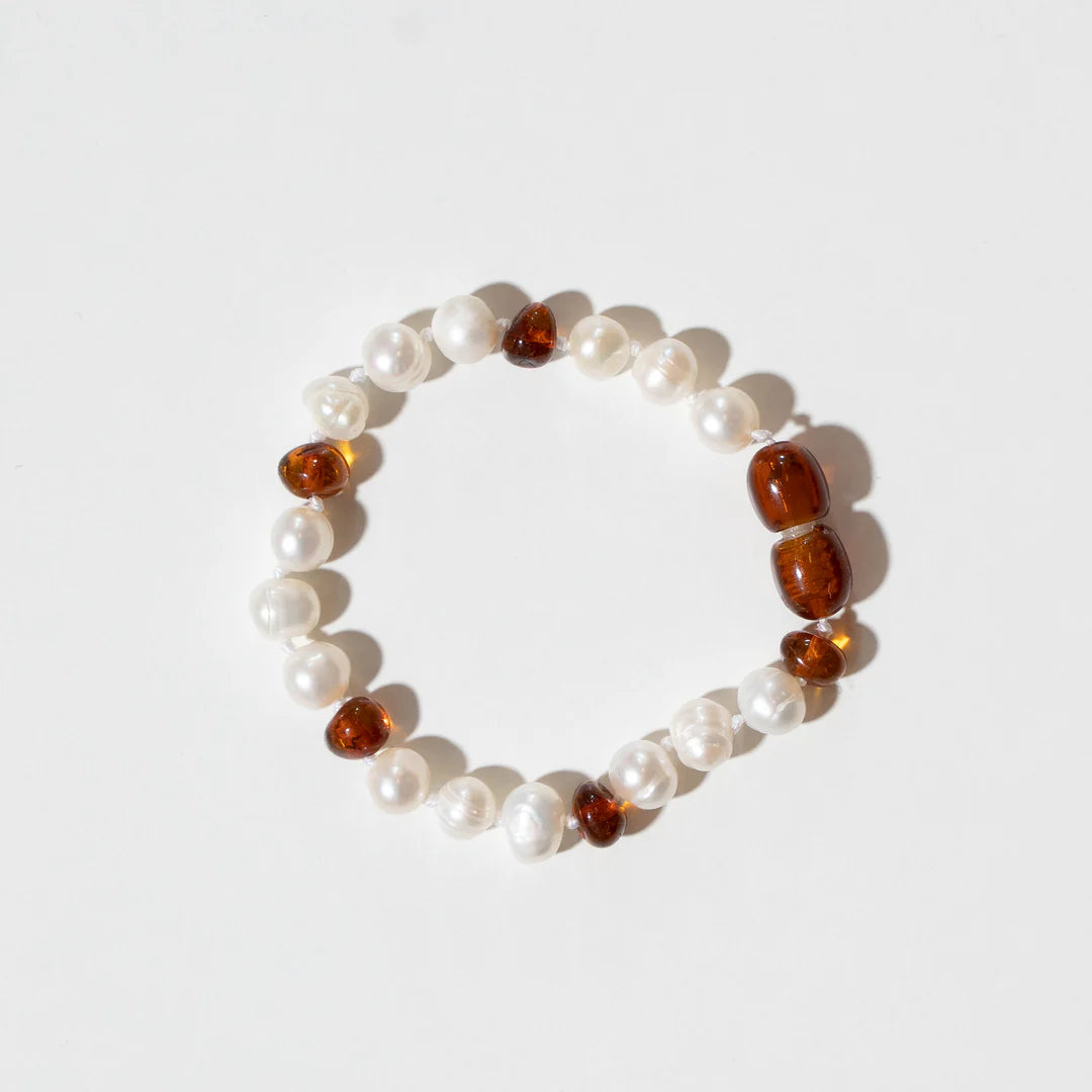 Bernstein- und Perlenarmband – Pearly Caramel – 14 cm – Kinder 0-3 Jahre – Nirrimis