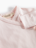 MarMar Copenhagen Belita Wikkelromper met Lange Mouwen – Zacht Baby Romper  Biologisch Katoen & TENCEL™ Modal close up rosa roze