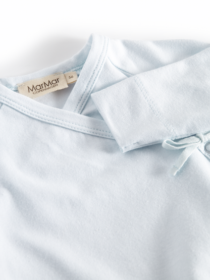 MarMar Copenhagen Rula Modal Boxpak met Voetjes  Zacht Overslag Baby Jumpsuit Biologisch Katoen en TENCEL™ Modal close up overslag light blue