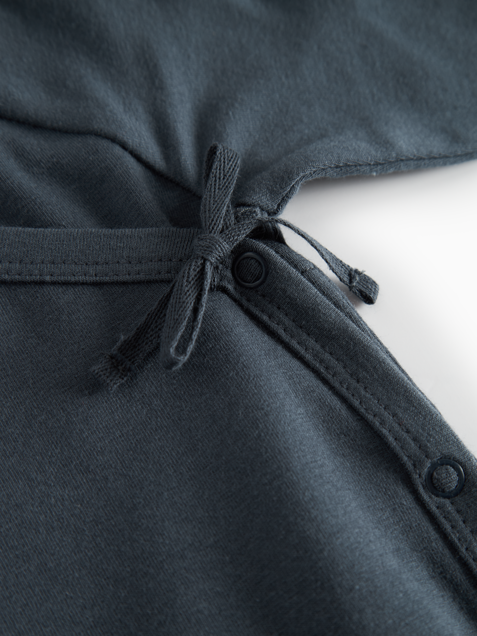 MarMar Copenhagen Rula Modal Overslag Boxpak Zacht Baby Jumpsuit met Wikkelsluiting TENCEL™ Modal & Biologisch Katoen close up druksluiting navy