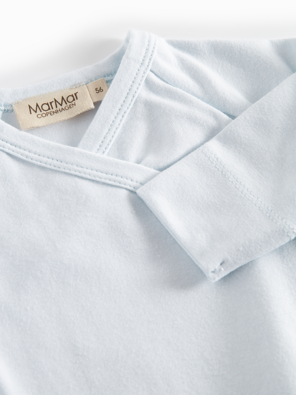 MarMar Copenhagen Rula Modal Overslag Boxpak Zacht Baby Jumpsuit met Wikkelsluiting TENCEL™ Modal & Biologisch Katoen close up light blue
