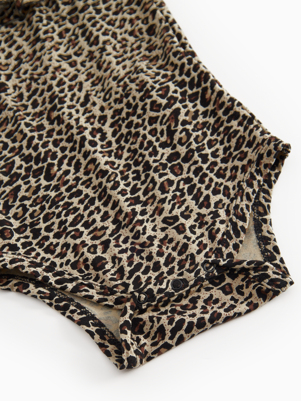 Overslag romper - Leo Belita Romper - Biologisch katoen en modal - Panterprint - MarMar Copenhagen onderkant
