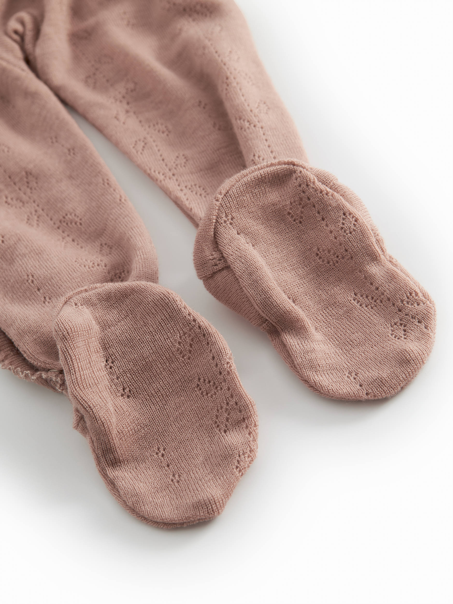 Zacht MarMar Copenhagen Piva pointelle merinowol boxpakje met voetjes voor baby thermoregulerend en kriebelvrij newborn Detail burnt roze rose
