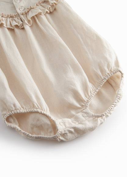 Linnen romper Rine - Ruffles - Kit/Beige - MarMar Copenhagen onder