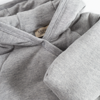 MarMar Copenhagen Rex Modal Baby Jumpsuit – Warm Padded Boxpak met Capuchon & Omvouwbare Handjes/Voetjes light grey melange grijs bovenkant overslag