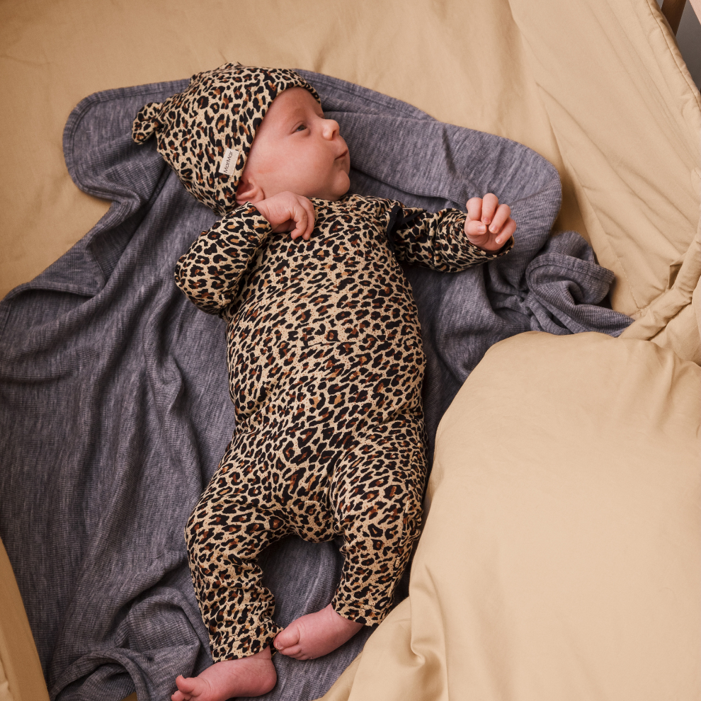 Overslag romper - Leo Belita Romper - Biologisch katoen en modal - Panterprint - MarMar Copenhagen baby volledige outfit
