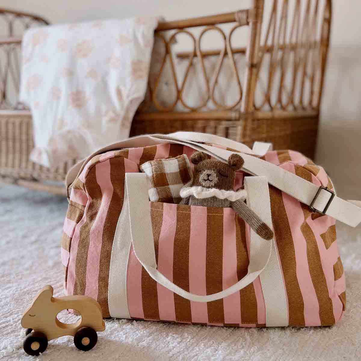 Luiertas/Weekendtas Raphael - Stripes Strawberry/Caramel - Waterafstotend katoen - Rose in April