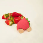 Speelgoedauto Sweetie the Strawberry met garage & racebaan - 0+ jaar - Natuurrubber & FSC-hout - Oli & Carol - productfoto - afbeelding 3