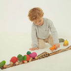 Speelgoedauto Sweetie the Strawberry met garage & racebaan - 0+ jaar - Natuurrubber & FSC-hout - Oli & Carol - productfoto - afbeelding 8