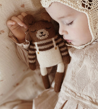 Knitted cuddly bear/teddy - Ecru overalls - Alpaca wool - Main Sauvage