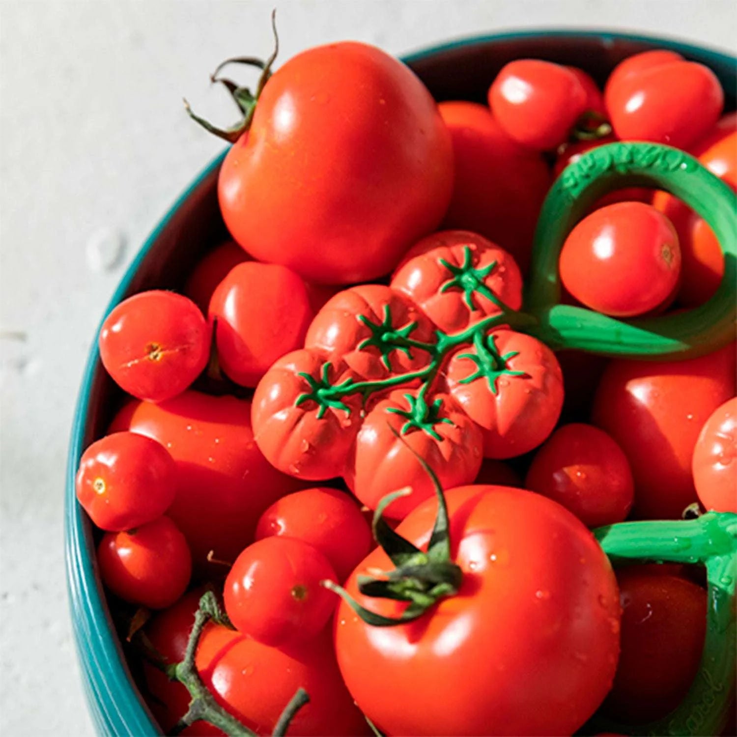 Tomaat rammelaar & bijtring - Natuurrubber - Tomato Rattle Toy - Oli & Carol - productfoto - afbeelding 5
