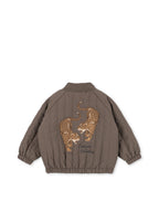 Thermo jacket Juno Bomber – Walnut – Konges Sløjd: back view of the brown bomber jacket with large leopard artwork.