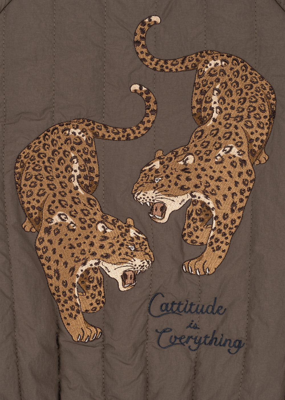 Thermo jacket Juno Bomber – Walnut – Konges Sløjd: detail of the two leopards and embroidered text on the back of the jacket.