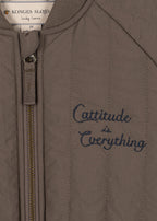 Thermo jacket Juno Bomber – Walnut – Konges Sløjd: detail of the zipper and embroidered text on the brown jacket.