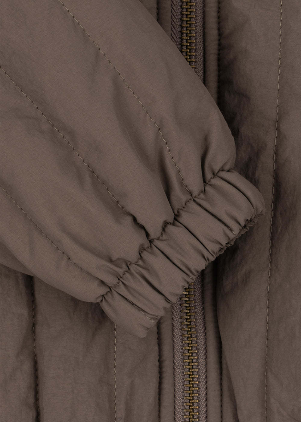 Thermo jacket Juno Bomber – Walnut – Konges Sløjd: detail of the elastic sleeve cuff of the bomber jacket.