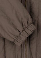 Thermo jacket Juno Bomber – Walnut – Konges Sløjd: detail of the elastic sleeve cuff of the bomber jacket.