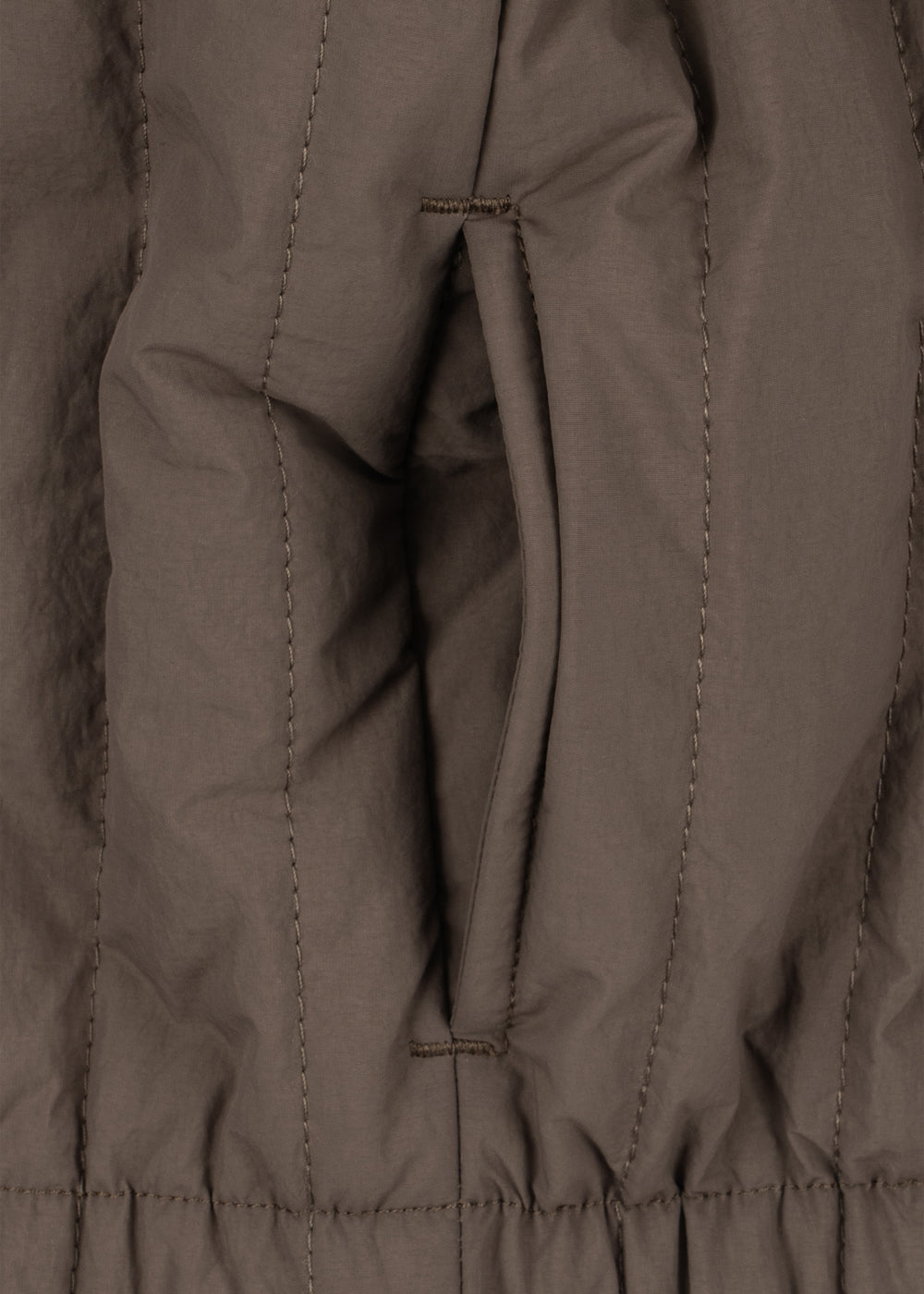 Thermo jacket Juno Bomber – Walnut – Konges Sløjd: detail of the inside and the hanging loop of the jacket.