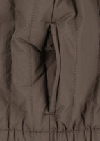 Thermo jacket Juno Bomber – Walnut – Konges Sløjd: detail of the inside and the hanging loop of the jacket.