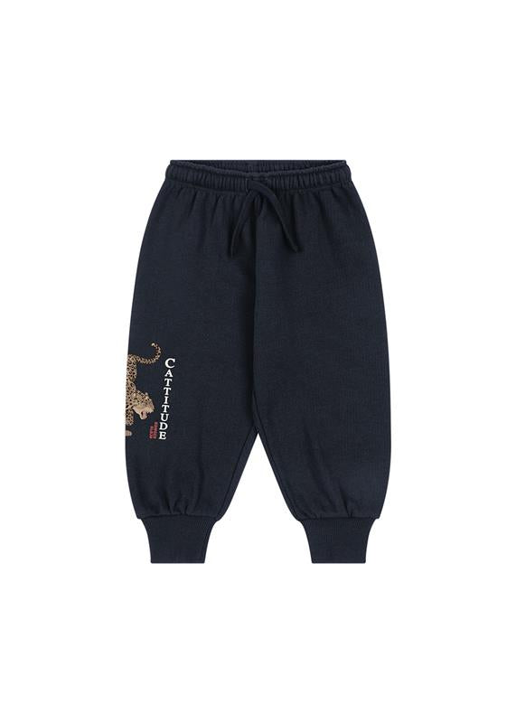 Joggingbroek Loupy – Navy Blue – Konges Sløjd: donkerblauwe joggingbroek met strikkoord en illustratie op de pijp.