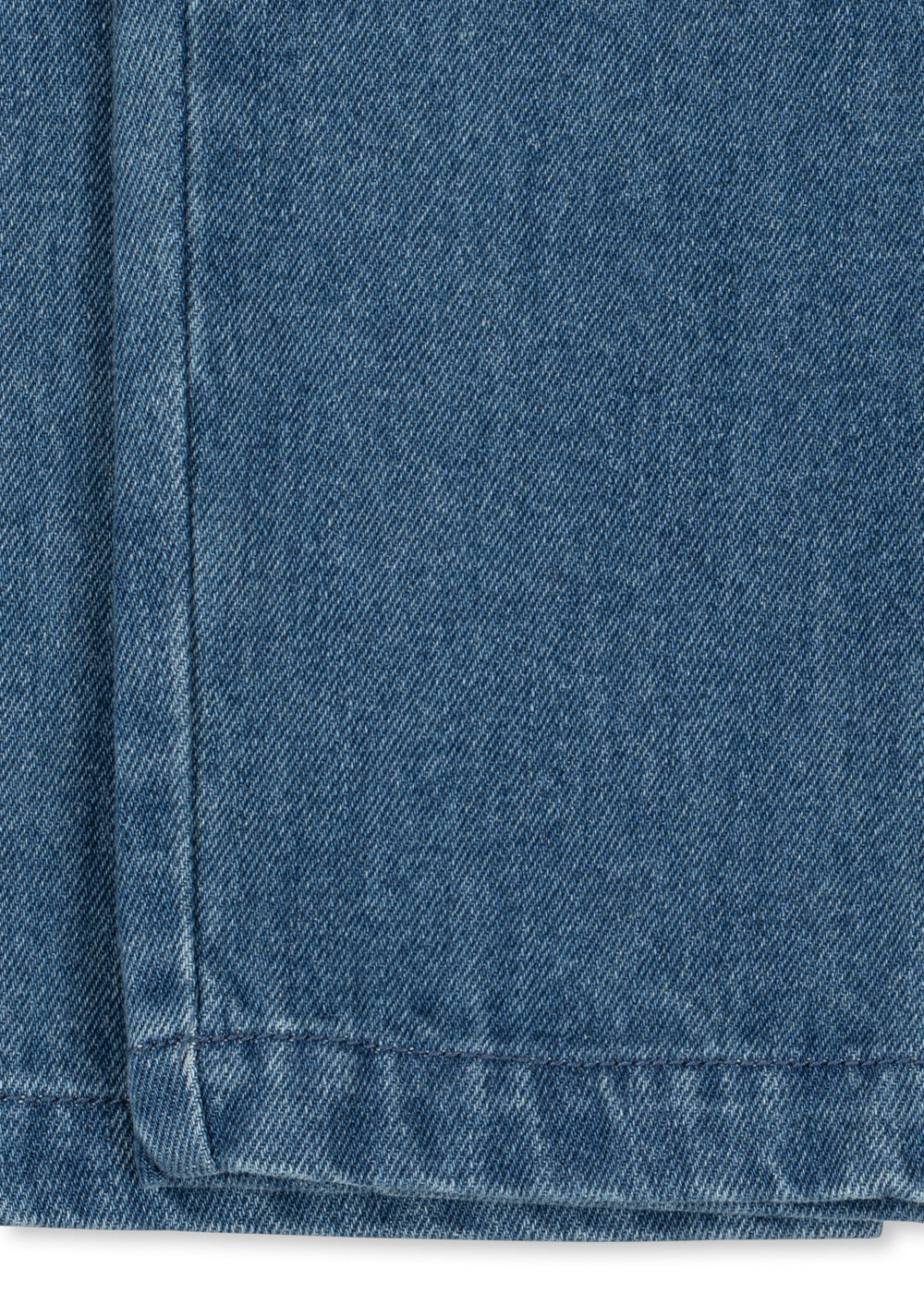 Denim broek Magot – Denim Blue – Konges Sløjd: detail van het stiksel en de zoom van de blauwe denimbroek.