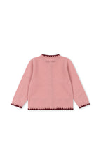 Wollen vest Collette – Pale Blush – Konges Sløjd: achterkant van het roze gebreide vest.