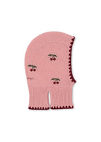 Wollen balaclava Collette – Pale Blush – Konges Sløjd: roze gebreide balaclava met kersen en donkere rand, van opzij.