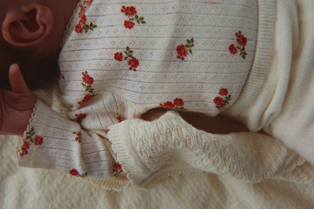 Minnie Newborn Body – Rosa Rouge – Overslagromper met bloemenprint – GOTS biologisch katoen – Konges Sløjd