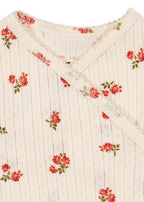 Minnie Newborn Body – Rosa Rouge – Overslagromper met bloemenprint – GOTS biologisch katoen – Konges Sløjd