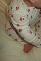 Minnie Pants – Rosa Rouge – Weiche Babyhose mit Blumenprint – GOTS Bio-Baumwolle – Konges Sløjd